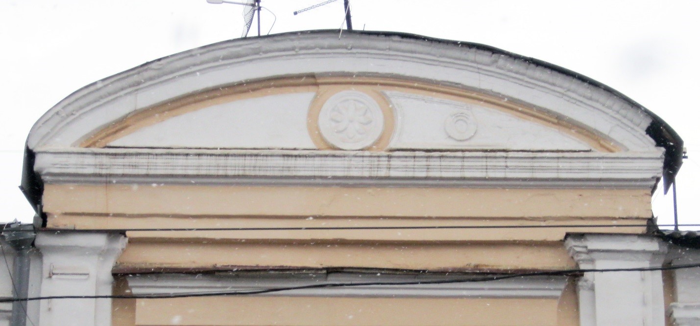 Фронтон здания на ул. Полтавский шлях