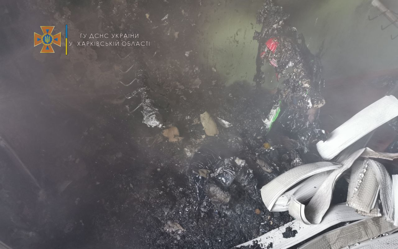 Харьковские спасатели погасили пожар в лицее (фото)