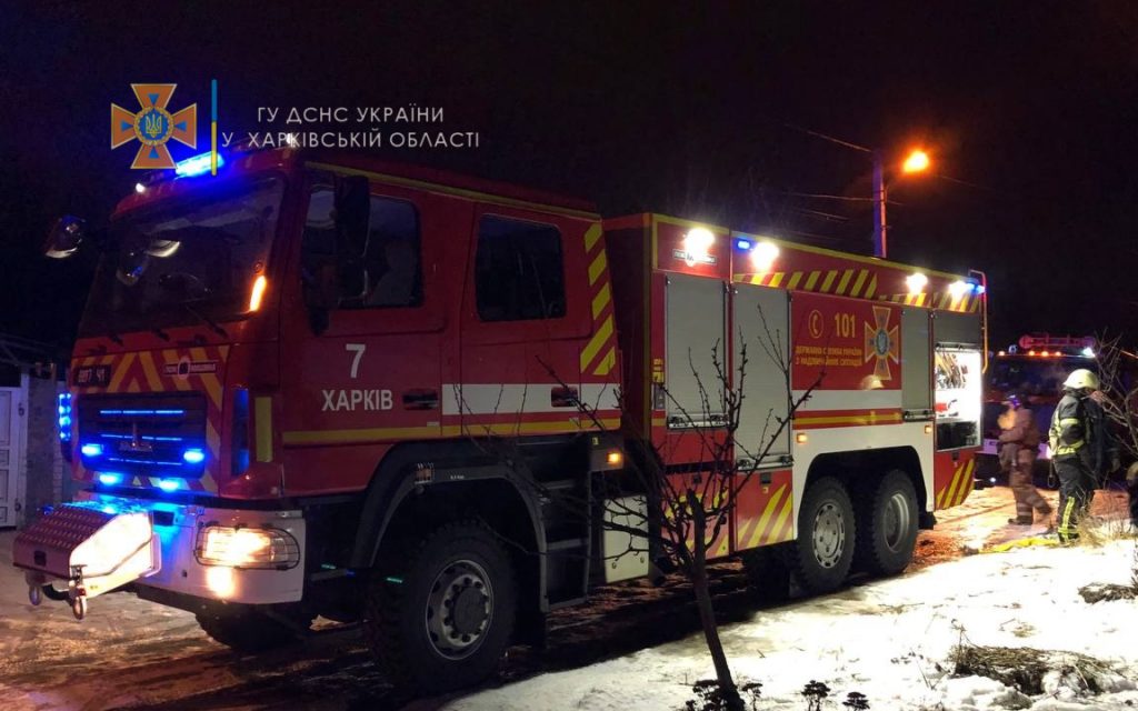 Харьковские спасатели обнаружили в горевшем доме тело мужчины (фото)