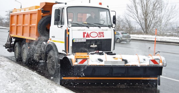 Непогода. На дорогах Харькова работают 160 снегоуборочных машин