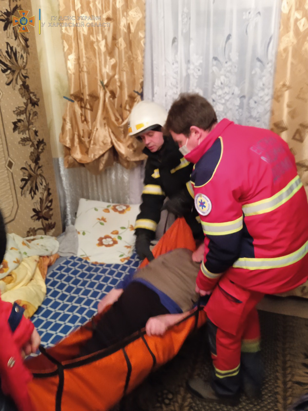 Харьковские спасатели помогли пожилой женщине (фото)