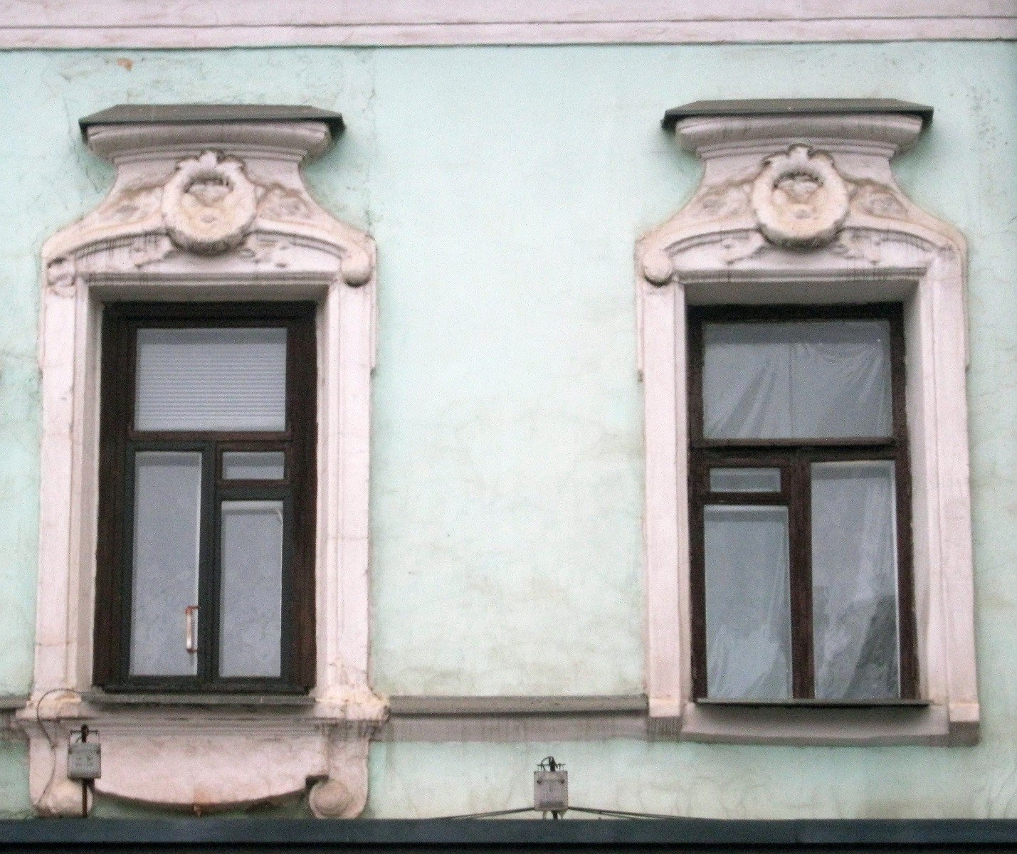 Окна старинного здания