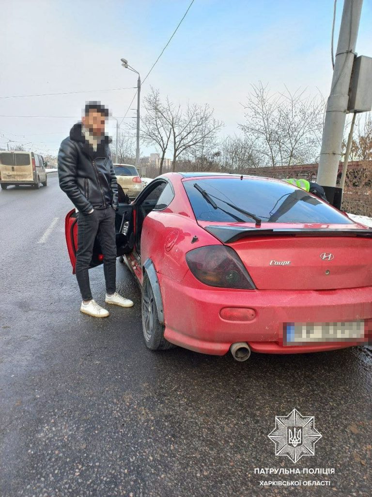 В Харькове за день у двух водителей иномарок нашли поддельные документы (фото)