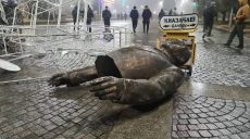 В Казахстане митингующие снесли памятник Назарбаеву (фото, видео)
