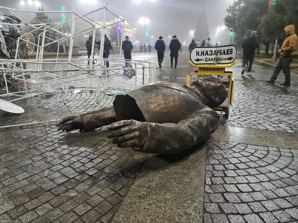 В Казахстане митингующие снесли памятник Назарбаеву (фото, видео)