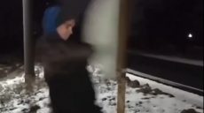 В Харькове подростки сломали дорожный знак (видео)