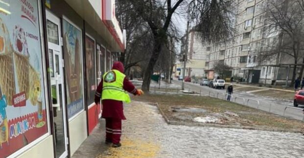 С обледенением в Харькове борются 2000 коммунальщиков