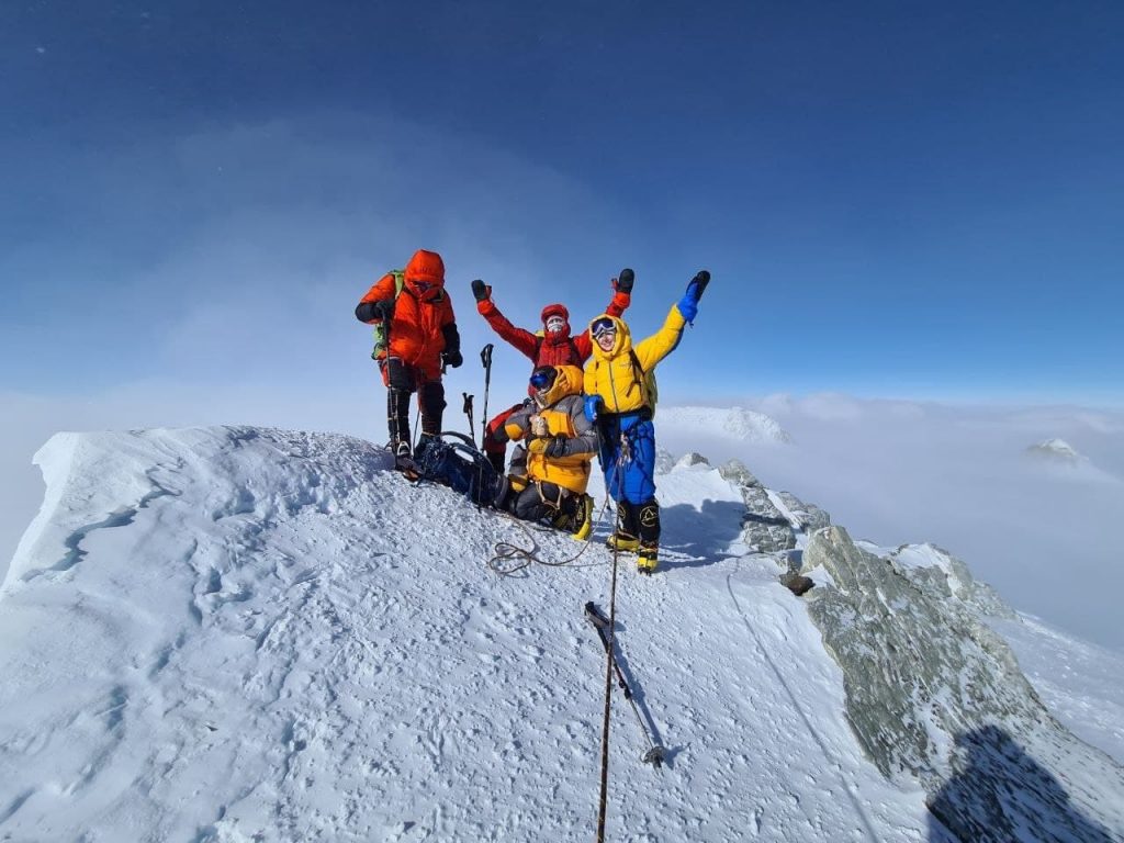 Первая полностью украинская экспедиция покорила самую высокую гору Антарктиды (фото, видео)
