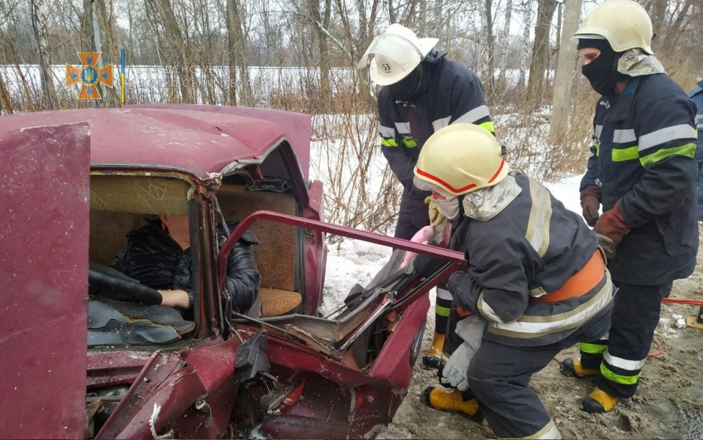 Спасатели ГСЧС помогли водителю, которого зажало в салоне покореженного авто (фото)