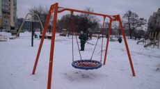 В Харькове от снега чистят детские и спортивные площадки (фото)