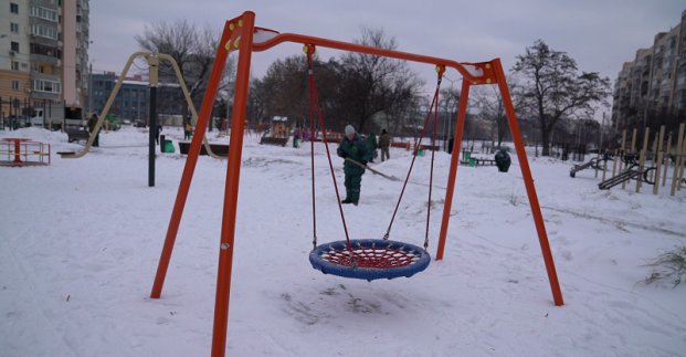 В Харькове от снега чистят детские и спортивные площадки (фото)