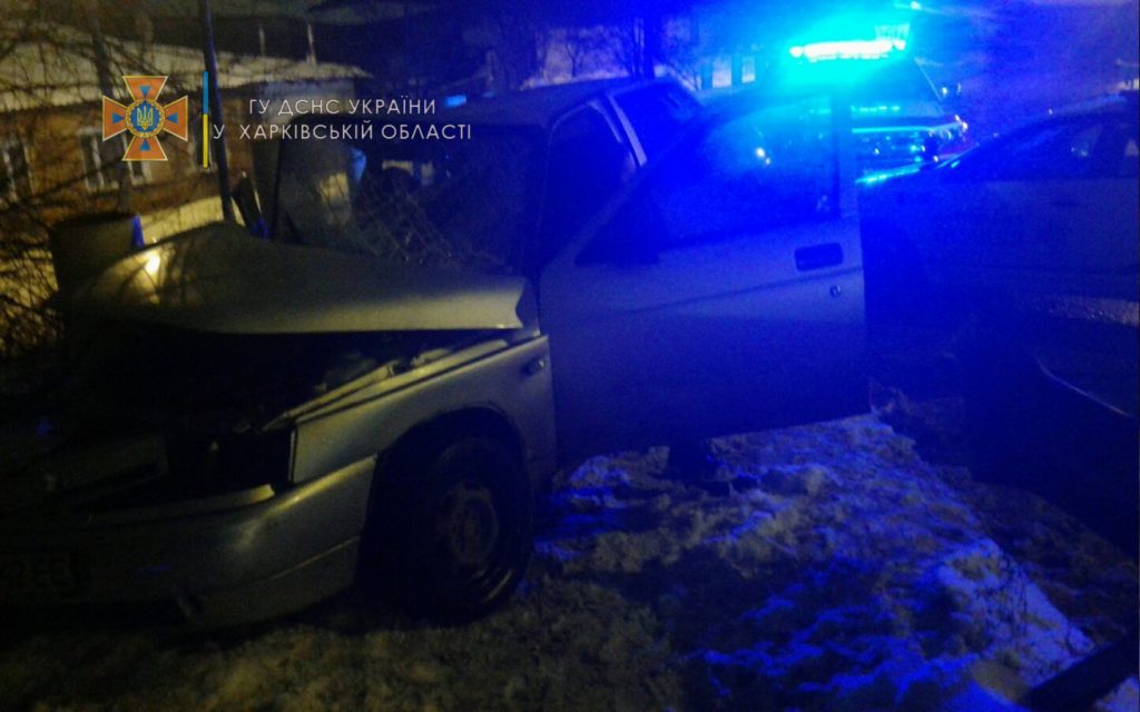 В Харькове спасатели деблокировали пассажира, пострадавшего в ДТП (фото)