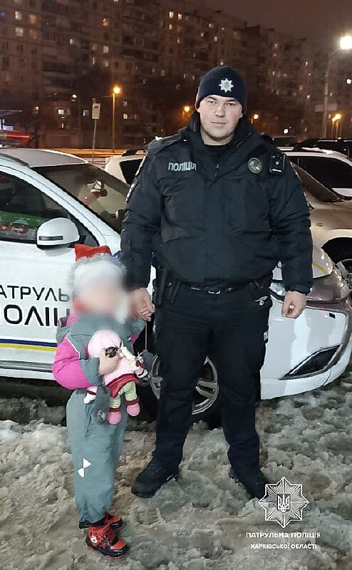 Харьковчанка пошла гулять с 3-летней дочерью и оставила ребенка малознакомым людям (фото)