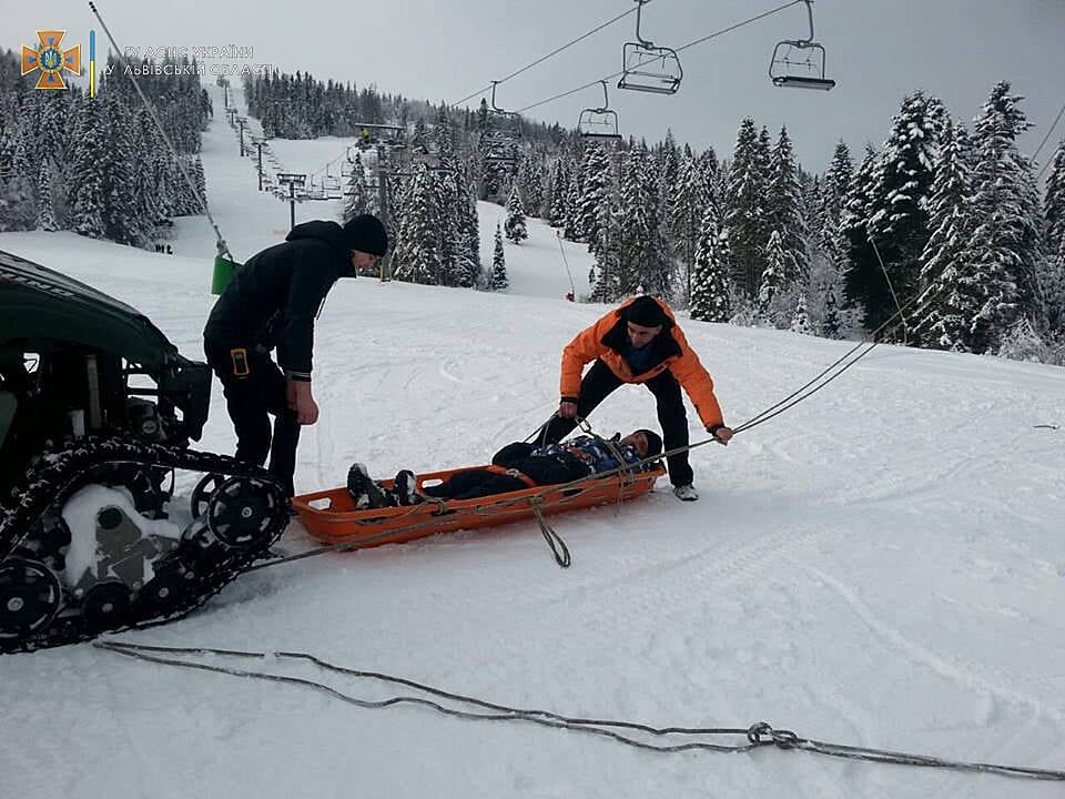 Львовские спасатели помогли подростку из Харькова, травмировавшего голову, катаясь на лыжах