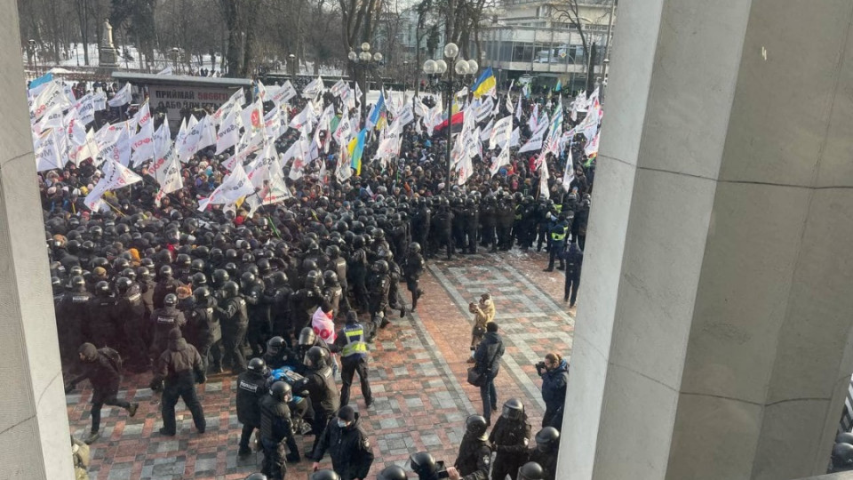 В Киеве под зданием Верховной Рады начались стычки участников акции saveФОП с полицией (видео)