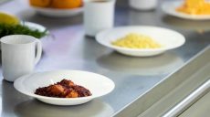 «Эта тема болит»: кулинар Клопотенко ответил на критику «Нового школьного питания»