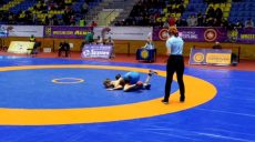 В спорткомплексе «Локомотив» начались финальные встречи кадетского турнира по вольной борьбе (видео)