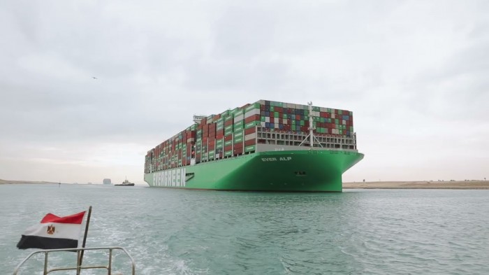 По Суэцкому каналу прошел самый большой за всю его историю контейнеровоз (видео)