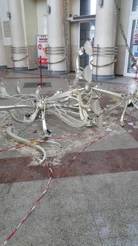 На вокзалах страны проверят все подвесные люстры — в Днепре после замены патронов упала люстра (фото)
