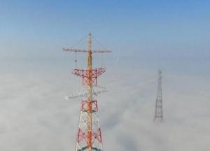 В Китае смонтировали самые высокие опоры ЛЭП в мире (видео)