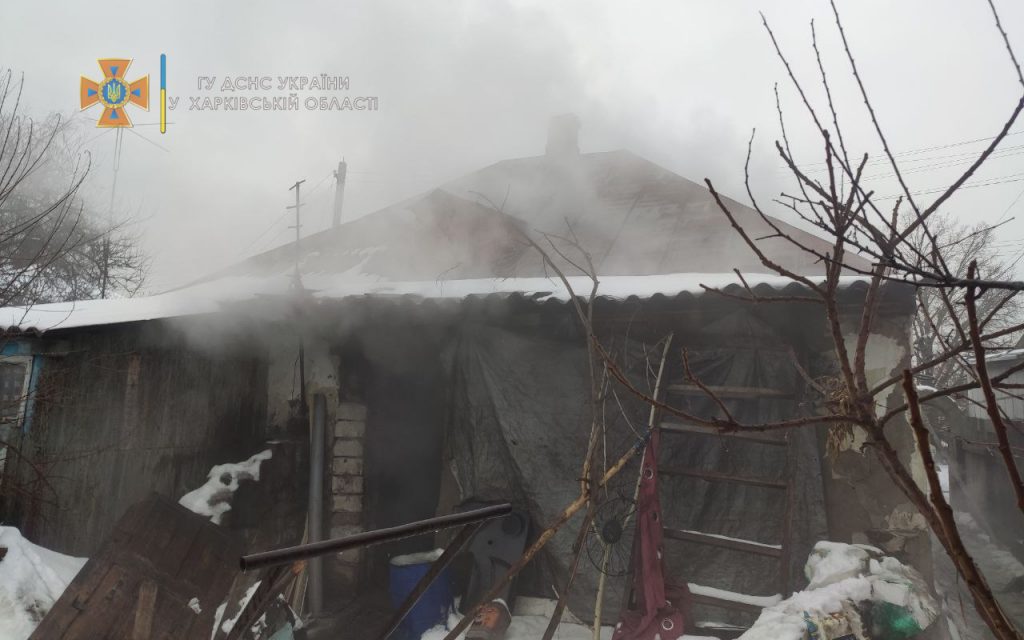 В Купянском районе при пожаре в частном доме спасатели обнаружили тела погибших (фото)