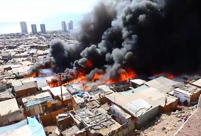Масштабный пожар в Чили: сгорело минимум сто домов, много пострадавших
