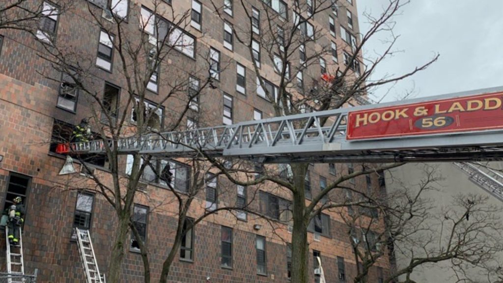 В Нью-Йорке около двадцати человек погибли из-за страшного пожара в Бронксе (фото, видео)