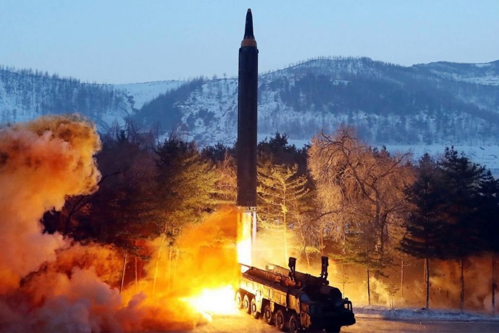Северная Корея построила секретную ракетную базу у границы с Китаем