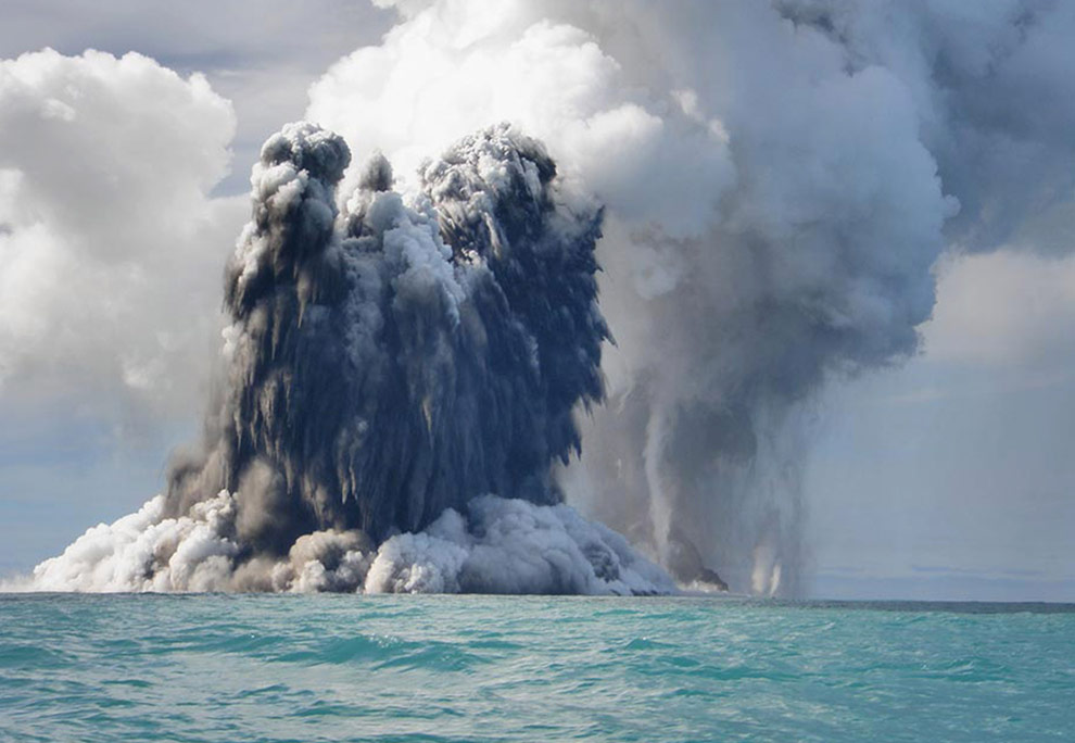 Извержение подводного вулкана, за которым последовало цунами, было в сотни раз мощнее атомной бомбы (фото)