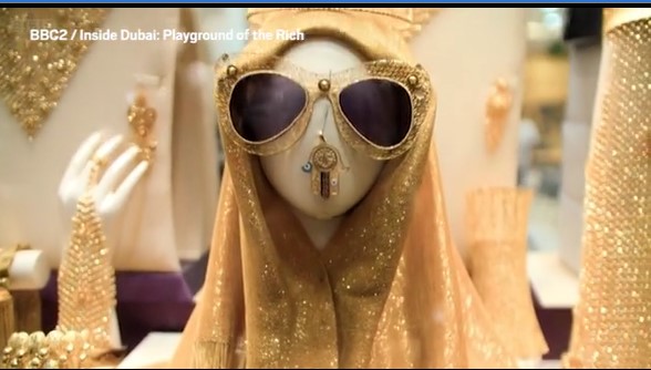 Шарф из чистого золота: ювелир из Дубая хочет продать аксессуар за 140 тыс. долларов (видео)
