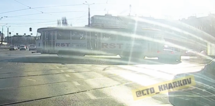 ДТП. В Харькове трамвай столкнулся с легковушкой (видео момента столкновения)