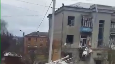 Оккупанты обстреляли жилые дома в Изюме (видео)