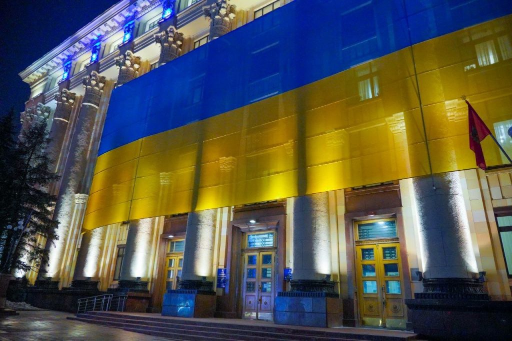 День единения. Фасад здания ХОГА украсил огромный флаг Украины (фото, видео)