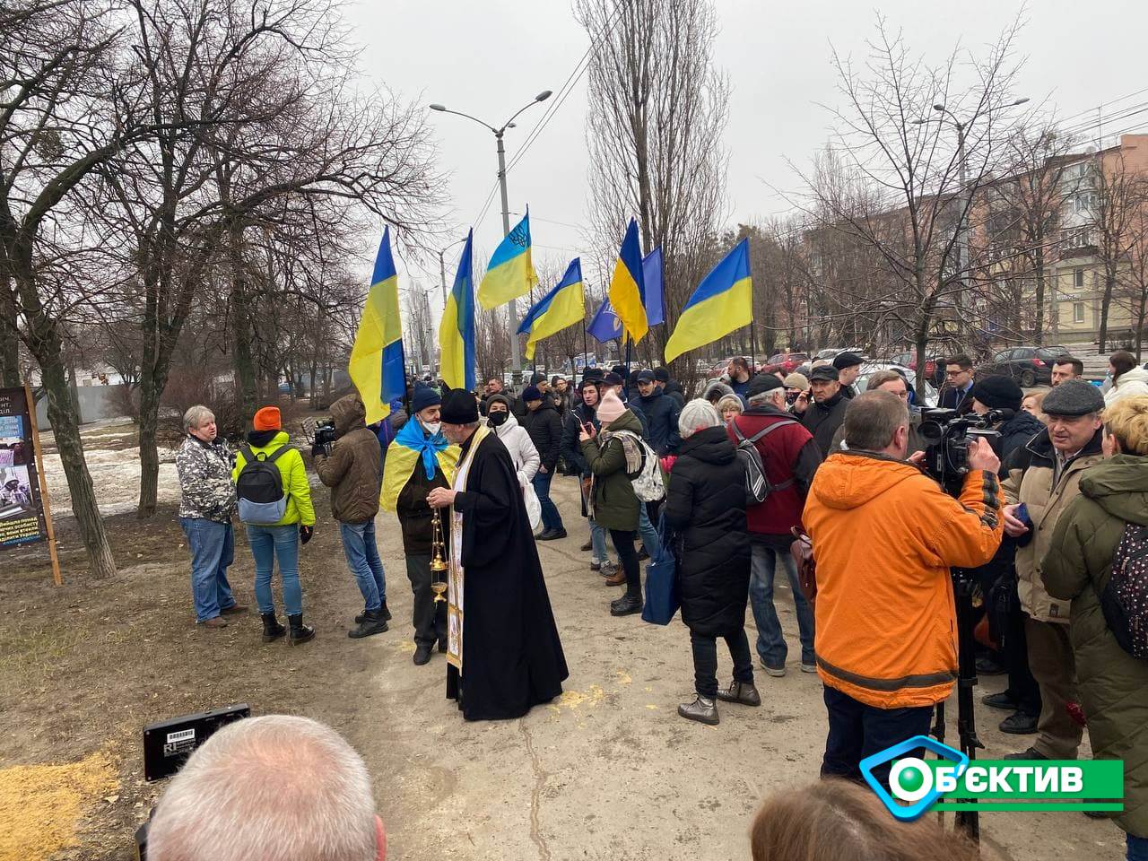 Харьковчане возложили цветы к памятнику погибшим во время теракта возле Дворца Спорта