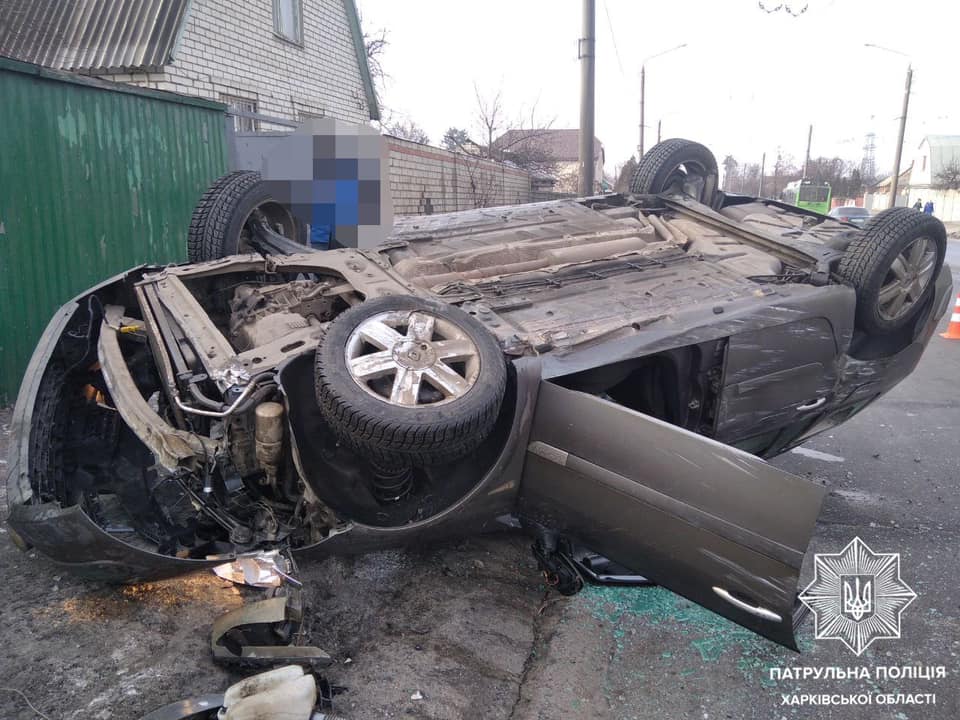 ДТП. В Харькове перевернулось авто с пьяным водителем за рулем (фото)