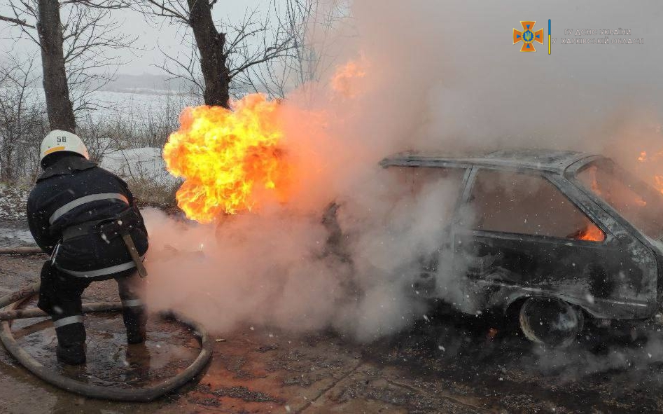 Под Харьковом потушили автомобиль, загоревшийся во время движения (фото)