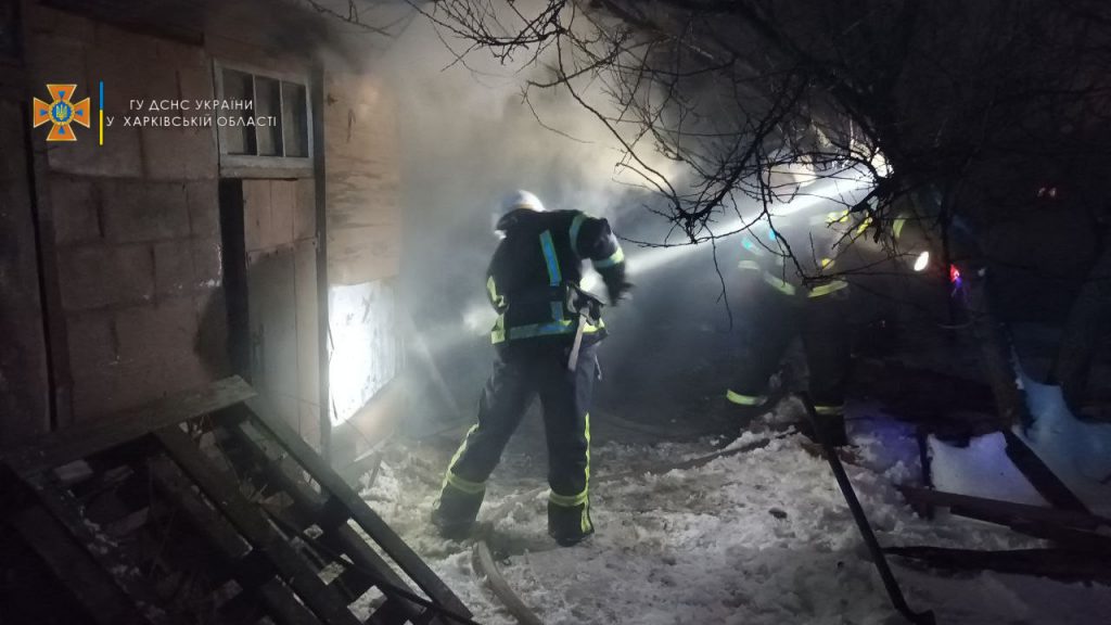 Под Харьковом в сгоревшем сарае обнаружили тело мужчины (фото)