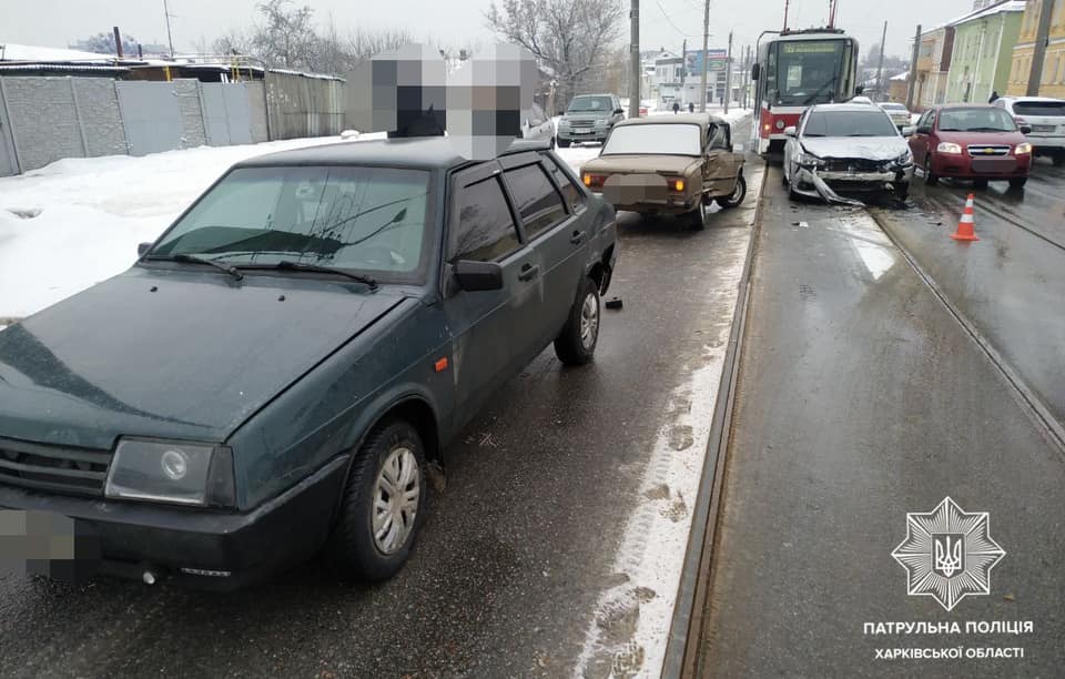В Харькове в ДТП попали водители ВАЗ и Mitsubishi (фото)