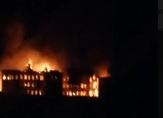 В Харькове горит школа, в которой скрылись оккупанты, после ликвидации вражеской колонны на ул. Шевченко