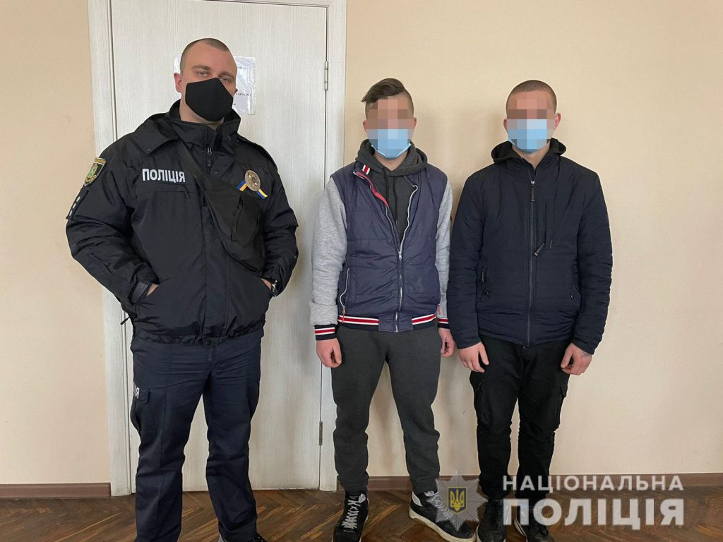 Полицейские задержали в Харькове двух молодых людей за избиение прохожего (фото)