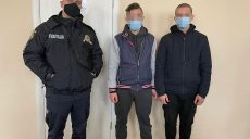 Полицейские задержали в Харькове двух молодых людей за избиение прохожего (фото)