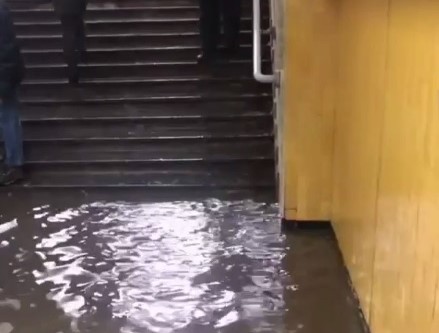 На станции метро Харькова — прорыв воды