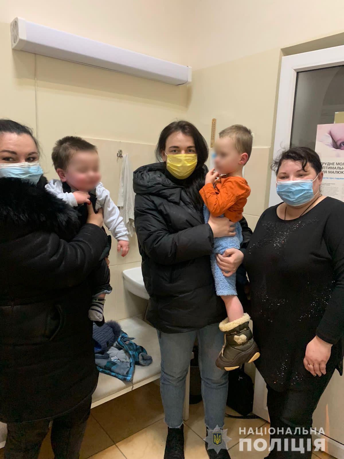 Полицейские в Харькове изъяли из неблагополучной семьи двух маленьких детей (фото)