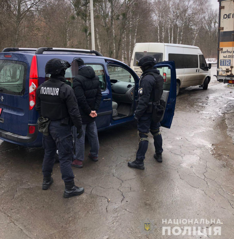 Под Харьковом задержали мошенника, который находился в государственном розыске (фото)