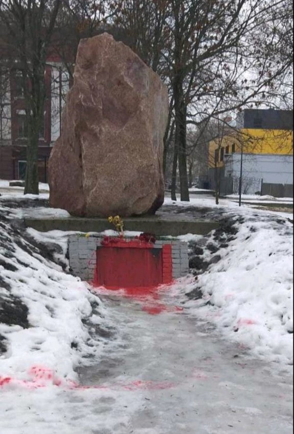 Накануне заседания СНБО. Вандалы в Харькове в очередной раз осквернили памятный знак воинам УПА