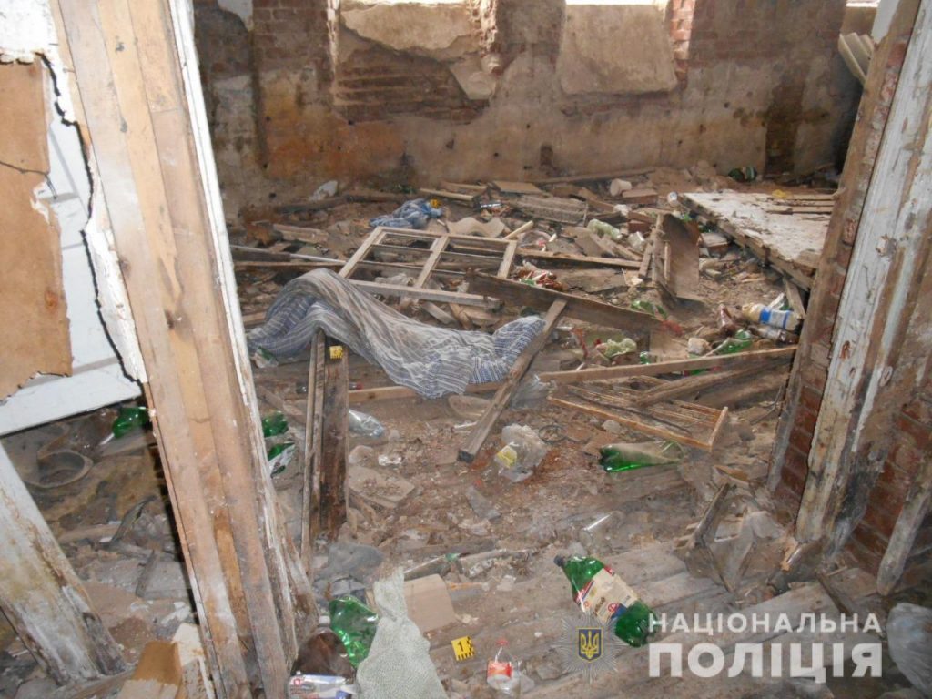 На Харьковщине сын до смерти избил мать и держал тело умершей женщины в подвале (фото)