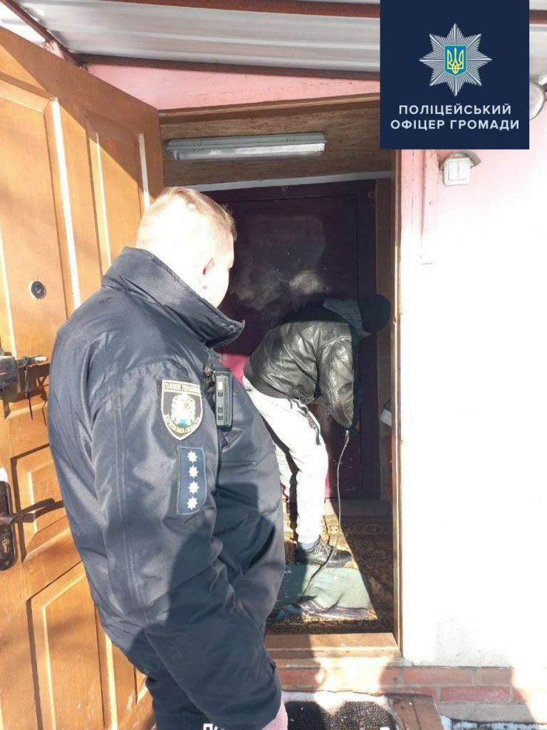 Полицейский на Харьковщине помог беспомощному пенсионеру (фото)