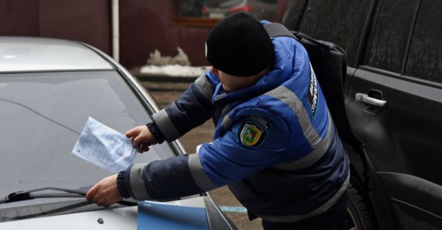 Неправильная парковка. В Харькове с начала года выписали 1,35 млн грн штрафов