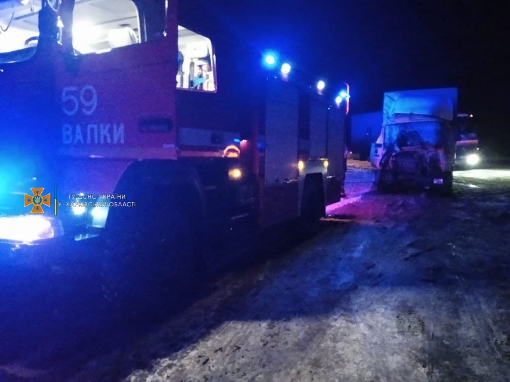 Движение по ключевой трассе Харьковщины было заблокировано из-за столкновения грузовиков (фото)