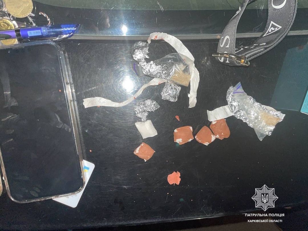 Патрульные задержали двух харьковчанок во время закладки наркотиков